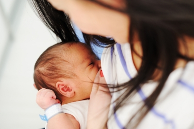 woman_breastfeeding_her_baby