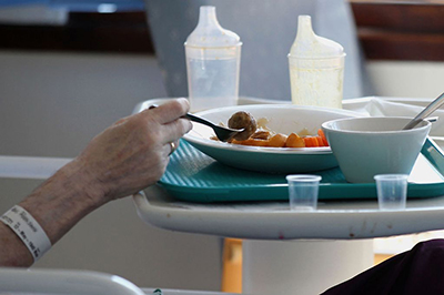 Patient-eating-a-hospital-meal